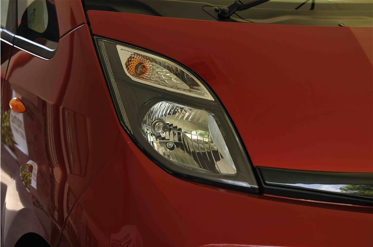 The headlamps retain the same design but get a smoked finish. Between them sits a new black strip with a chrome band, and the Tata logo has also been moved lower.